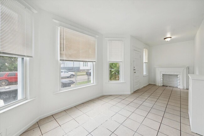 Building Photo - 4 Bedroom 2 Bath $1,500