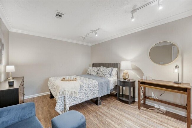 Building Photo - 136 River Walk