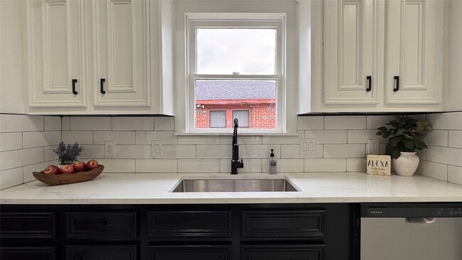 Building Photo - 1569 Elliott St