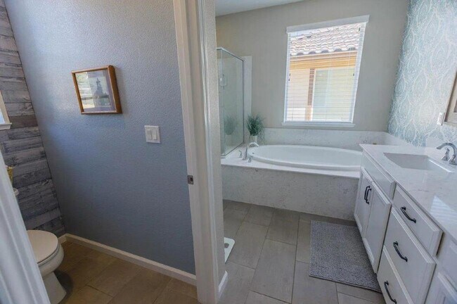 Building Photo - Stone Point Home in Gated Community