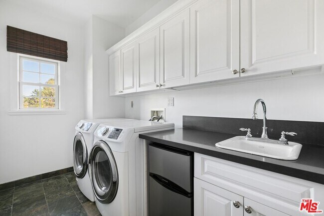 Building Photo - 11217 Kling St