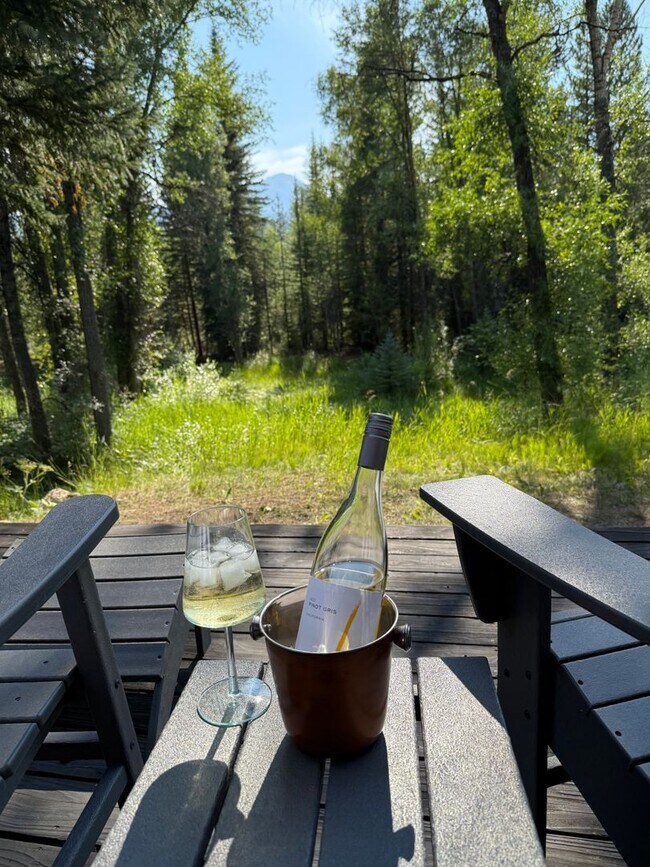 Building Photo - Luxury 3 bedoom/2.5 bathroom Home w/ Hot Tub