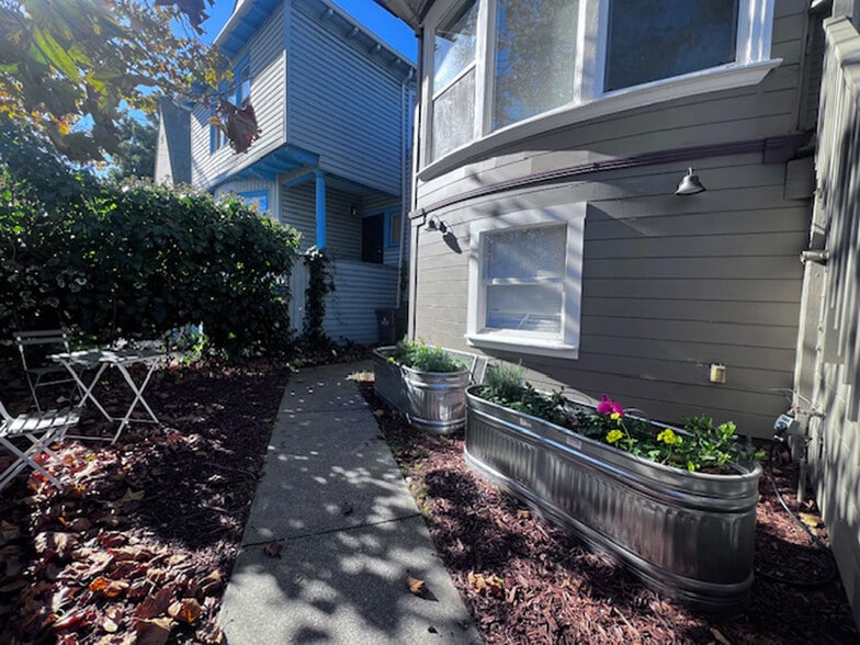 Building Photo - 1039 Peralta St