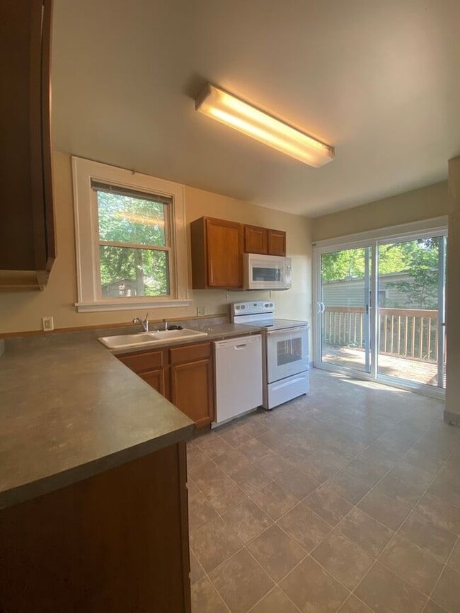 Building Photo - $2,200 | 3 Bedroom, 1.5 Bathroom House | P...
