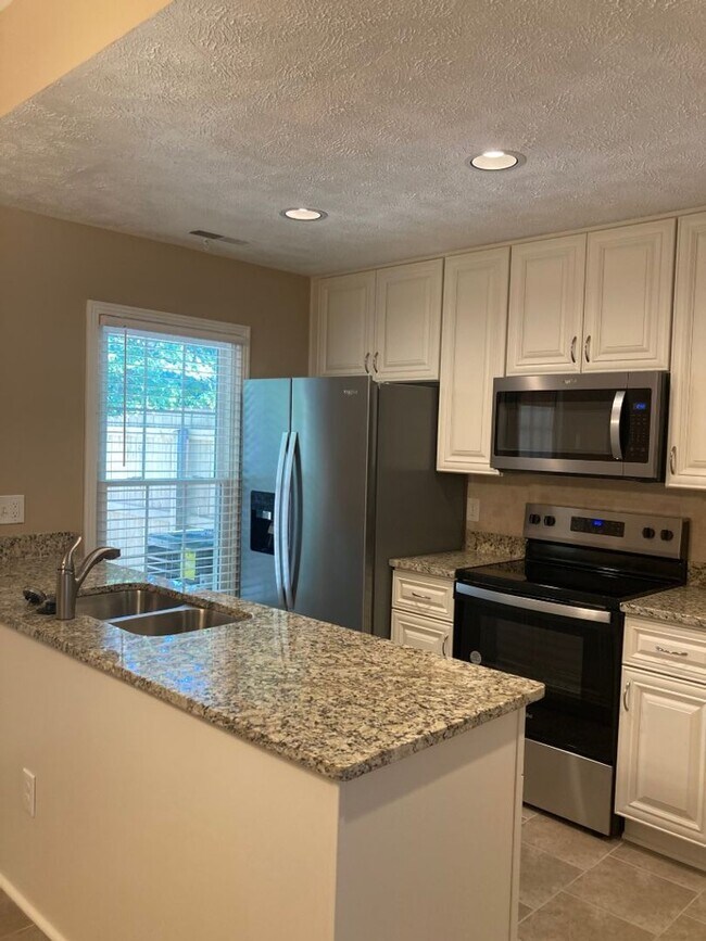 Building Photo - Beautifully Renovated Townhome