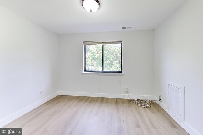 Building Photo - 6027 Majors Ln
