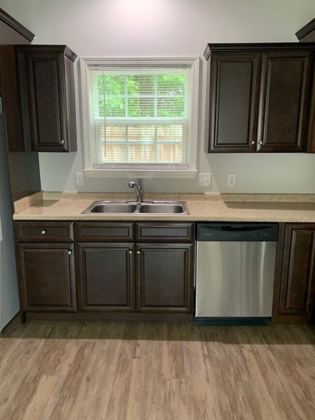 Building Photo - Yorktown Place-Gated Townhome Community-Tibet Ave.