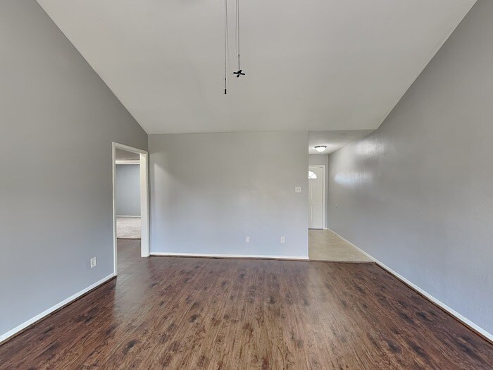 Building Photo - 722 E Brown Ln