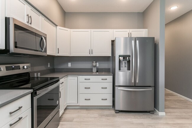 Building Photo - Fully Furnished Townhome Blocks Away From Downtown