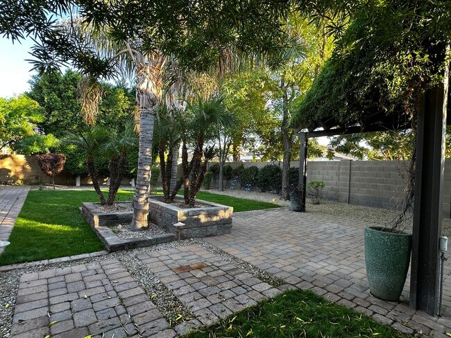 Building Photo - HIGHLY DESIRABLE AND SPACIOUS HOME FULLY EQUIPPED WITH SOLAR PANELS + LANDSCAPING INCLUDED