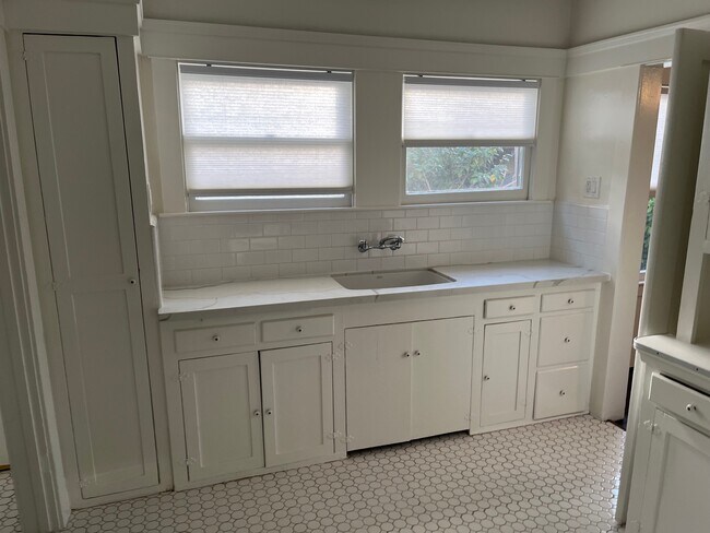 Kitchen - 810 Crestmoore Pl