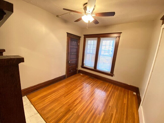 Building Photo - 325 E 19th Ave