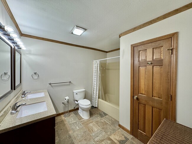 Building Photo - 702 W 6th Ave