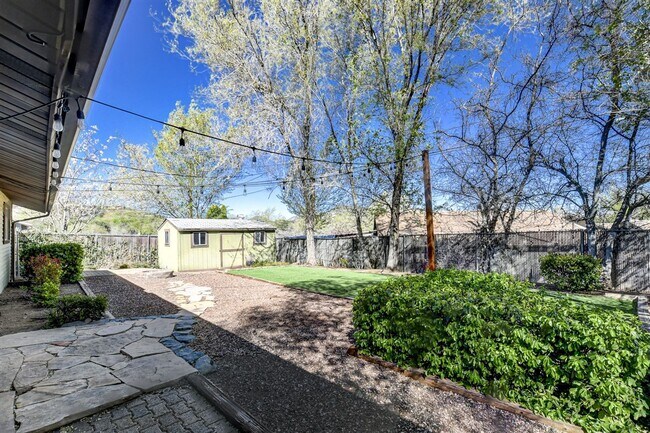 Building Photo - Newly Remodeled 3 Bed, 2 Bath Home with 1 ...