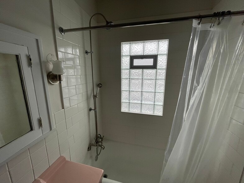 Building Photo - 1560 Lincoln Ave