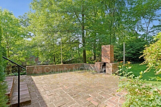 Building Photo - 3160 Ravenwood Dr
