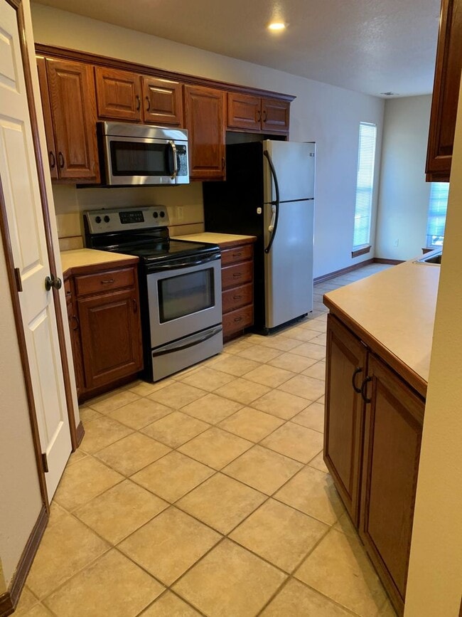 Building Photo - COMING SOON: BEAUTIFUL 3 BEDROOM / 2 BATHR...