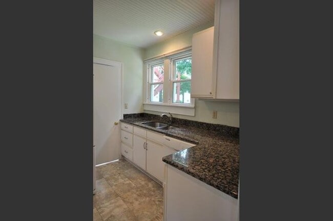 Building Photo - 921 Sylvan Ave