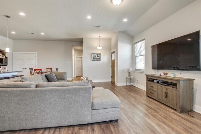 Building Photo - 501 Peace Dr