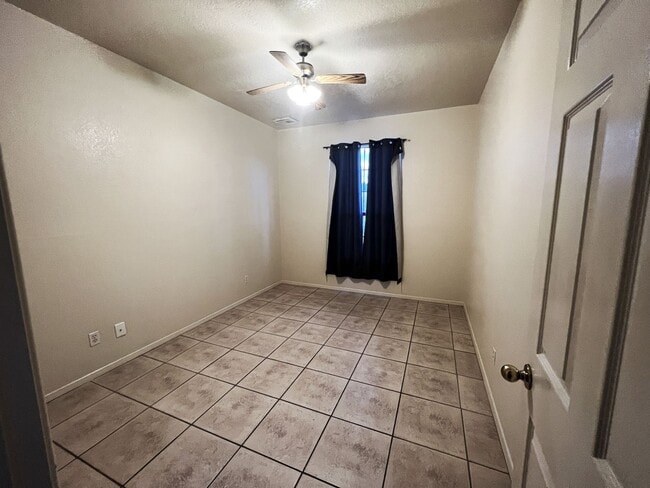 Building Photo - Beautiful 3 Bed 2 Bathroom home with Large Backyard