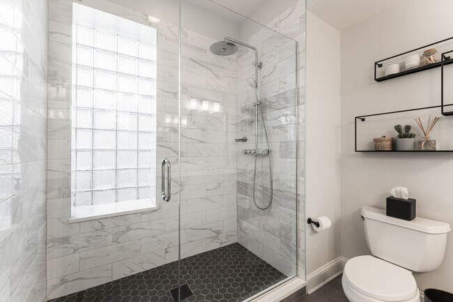 Building Photo - 726 W Addison St