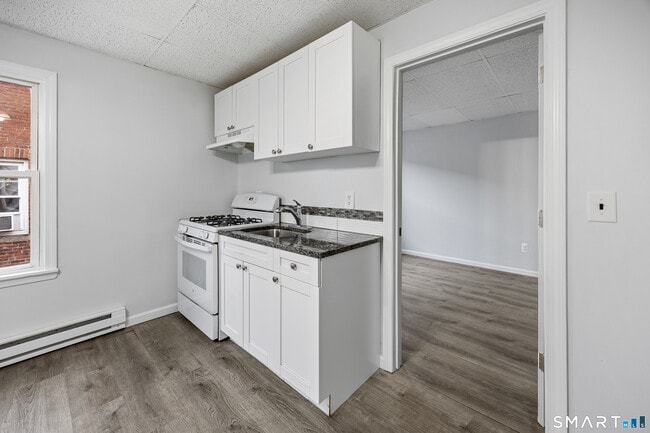 Building Photo - 70 Center St