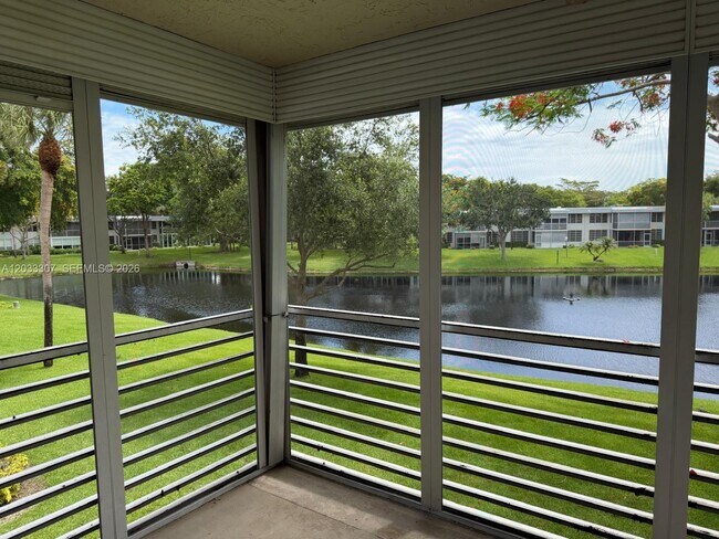 Building Photo - 4261 W Palm Aire Dr