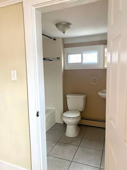 Building Photo - 19 Center St