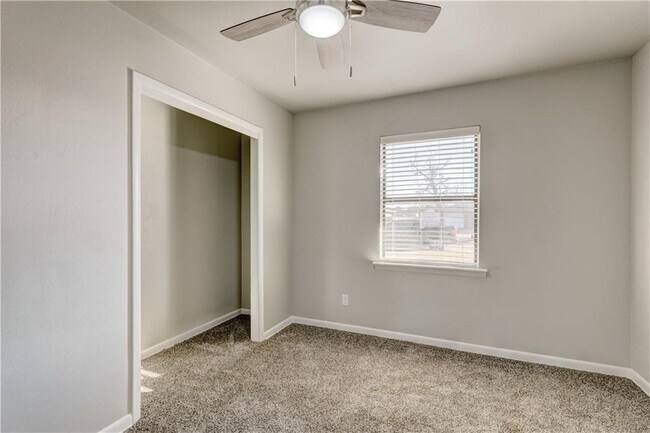 Building Photo - 3035 SE 20th St