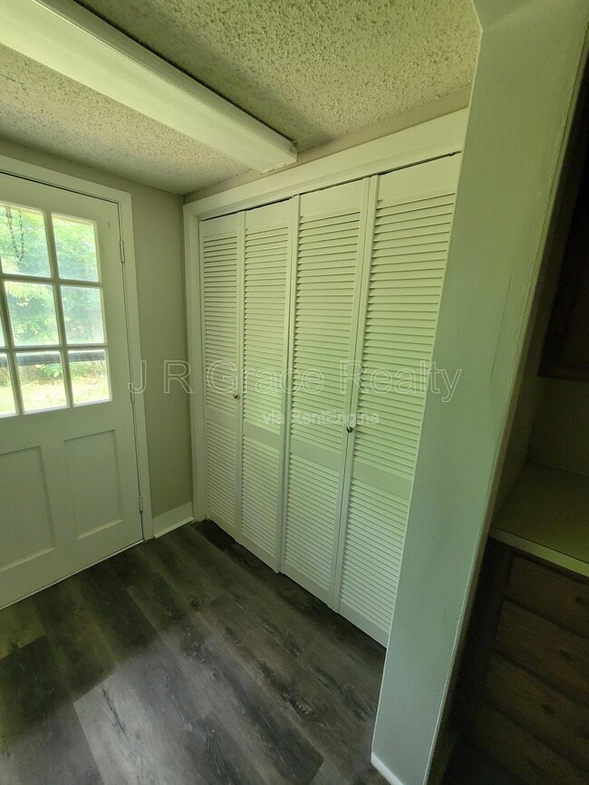 Building Photo - 2225 Charboneau Dr