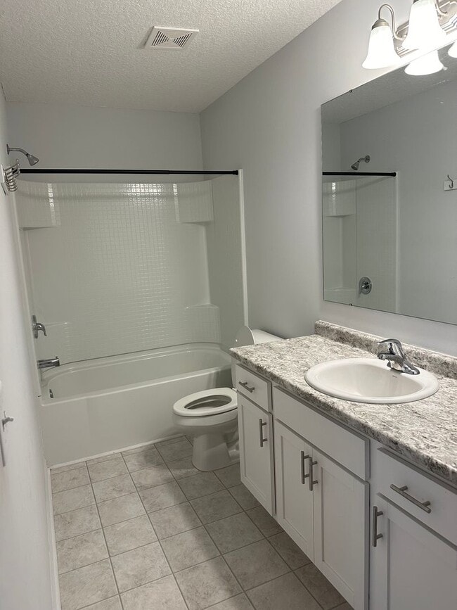 Building Photo - Tranquil South Retreat: Spacious 5-Bed Home with Fenced Yard, Pet-Friendly, Washer/Dryer Included