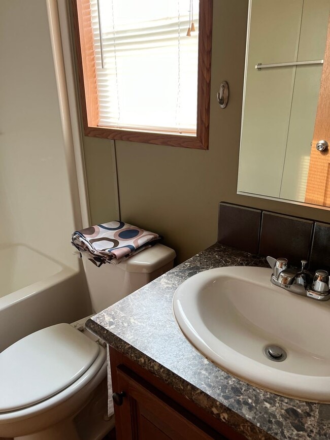 Building Photo - 3 Bed / 2 Bath Fully Fenced Yard in North ...