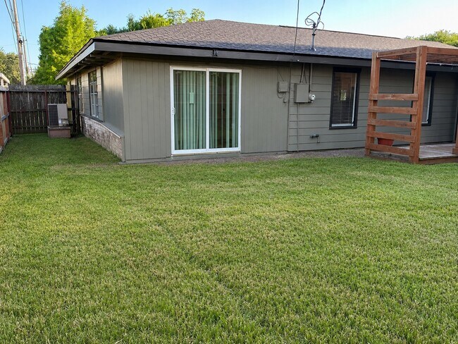 Building Photo - 1008 Wright Blvd