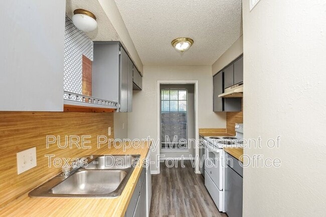 Building Photo - 1128 Highbush Dr