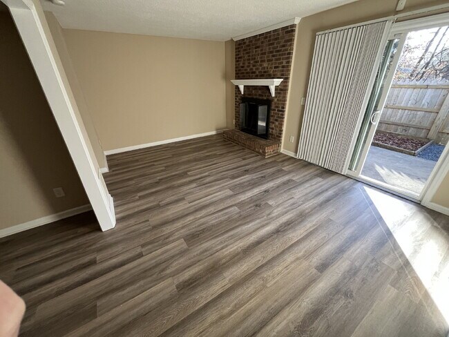 Building Photo - 917 Shelby Dr