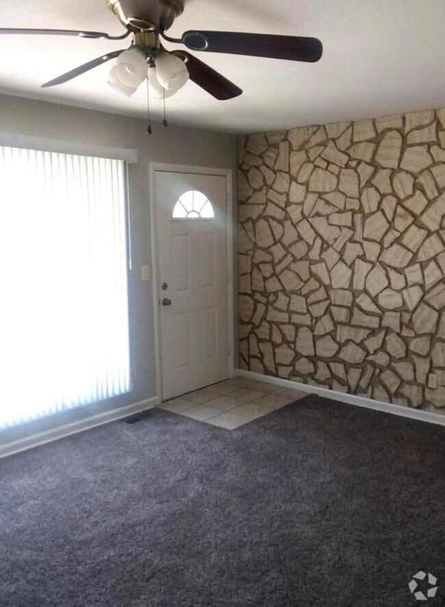 Building Photo - Darling 3 Bedroom in Nice Quiet Area