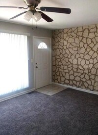 Building Photo - Darling 3 Bedroom in Nice Quiet Area