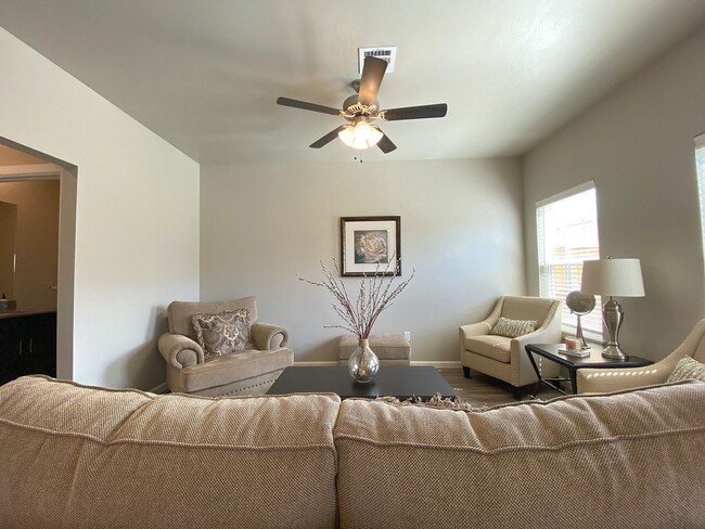 Building Photo - Charming 3 Bed, 2.5 Bath Home in NW OKC!