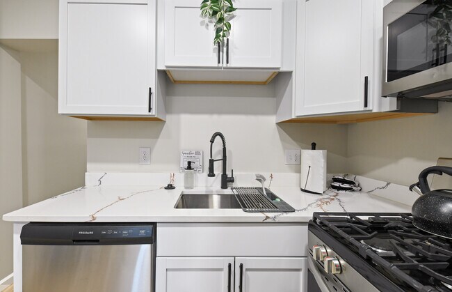 Building Photo - 3022 Auchentoroly Ter