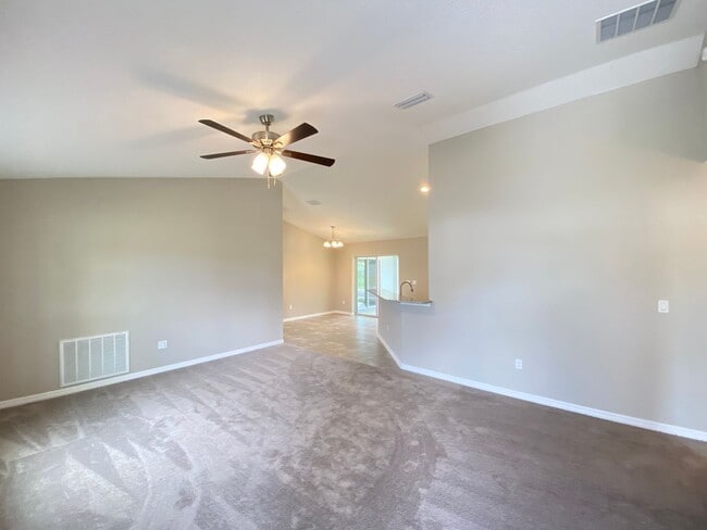 Building Photo - Desirable SE Ocala neighborhood 3/2/2 ** Wont Last**