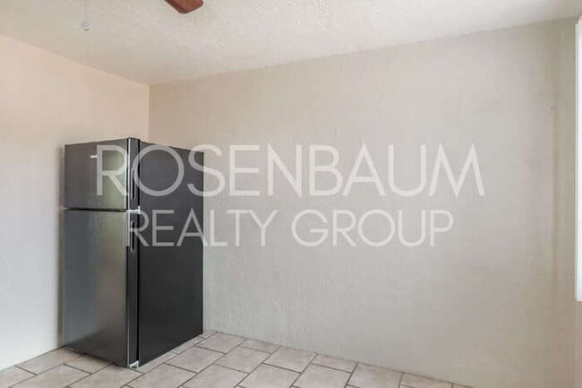 Building Photo - 302 W Flores St