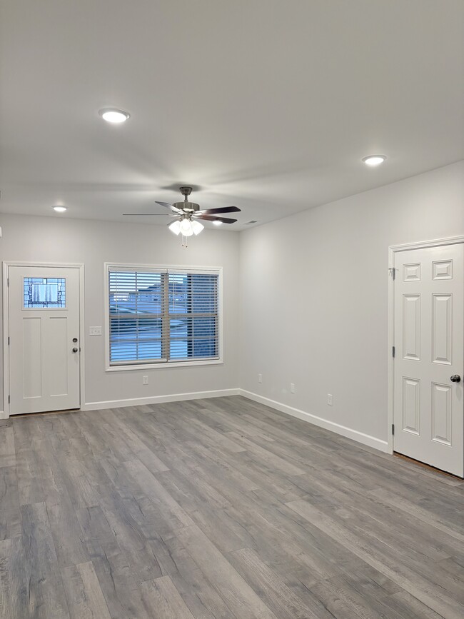 Building Photo - 869 Rodeo Ln