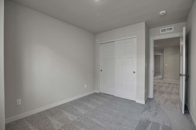 Building Photo - MODERN TIGARD TOWNHOME | ATTACHED 2-CAR GARAGE | FIREPLACE | PRIME LOCATION