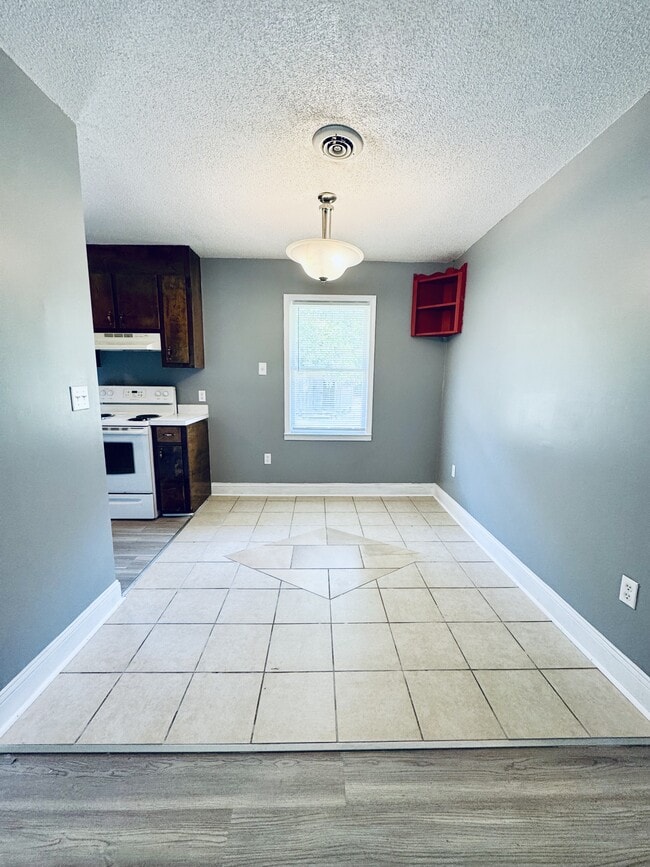 Building Photo - 3582 Greenwood Dr