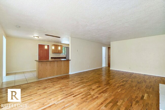 Building Photo - Sunlight & Sunrooms 2 Bedroom -  1 Full Bath - Fireplace