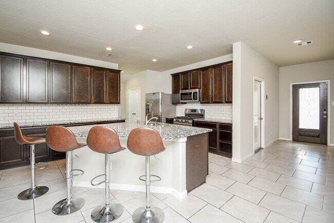 Building Photo - 7206 Highland Chase Dr