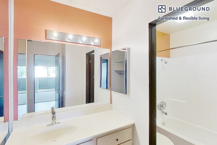 Building Photo - 3883 Ingraham St