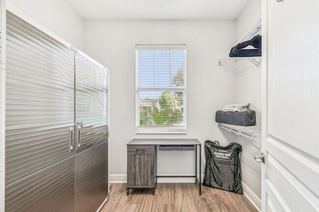 Building Photo - 109 W Hollywood St