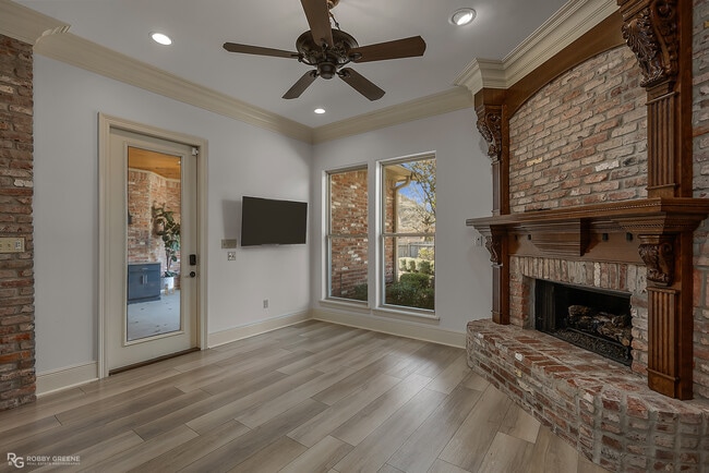 Building Photo - 322 Paris Pl