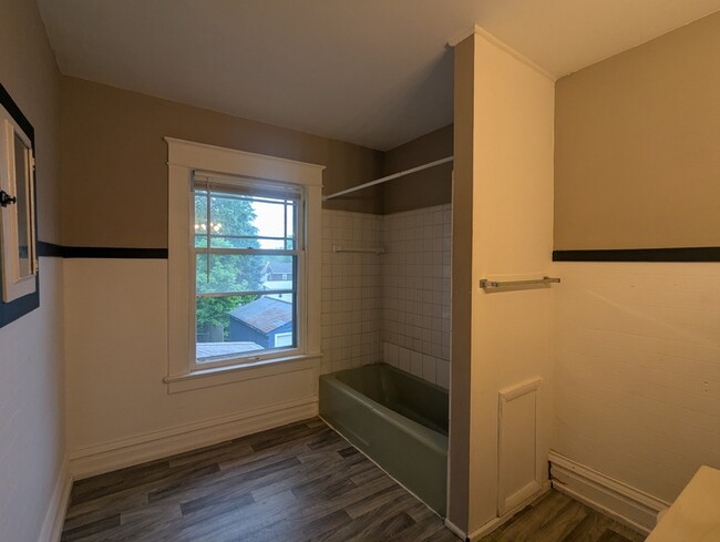 Building Photo - 412 West César E. Chávez Ave. Unit 2